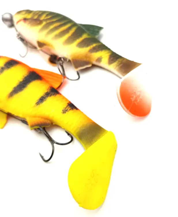 zestaw-duzych-gum-na-szczupaki-savage-gear-uzbrojone-kopyta-w-dozbrojke-river-roach-22cm (4).jpg