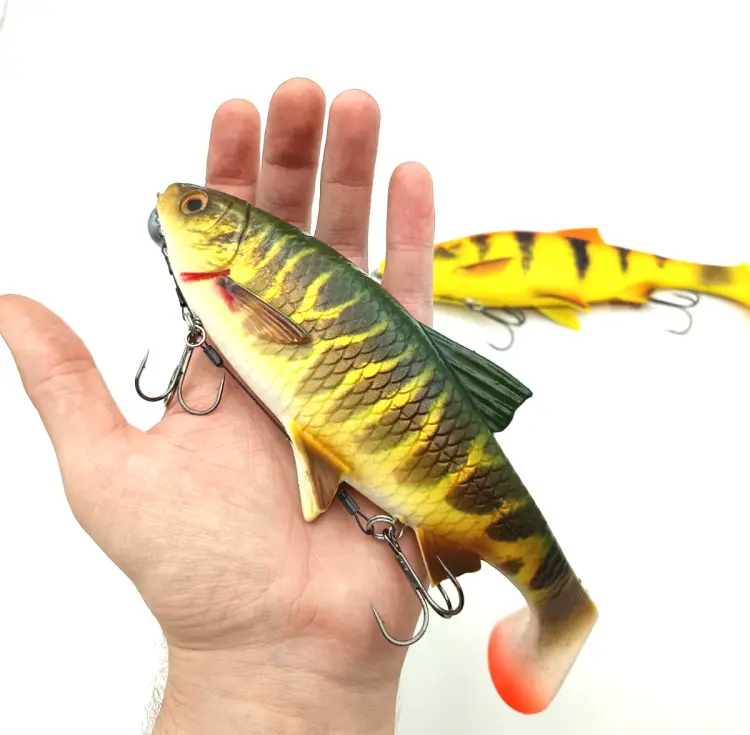 zestaw-duzych-gum-na-szczupaki-savage-gear-uzbrojone-kopyta-w-dozbrojke-river-roach-22cm (5).jpg
