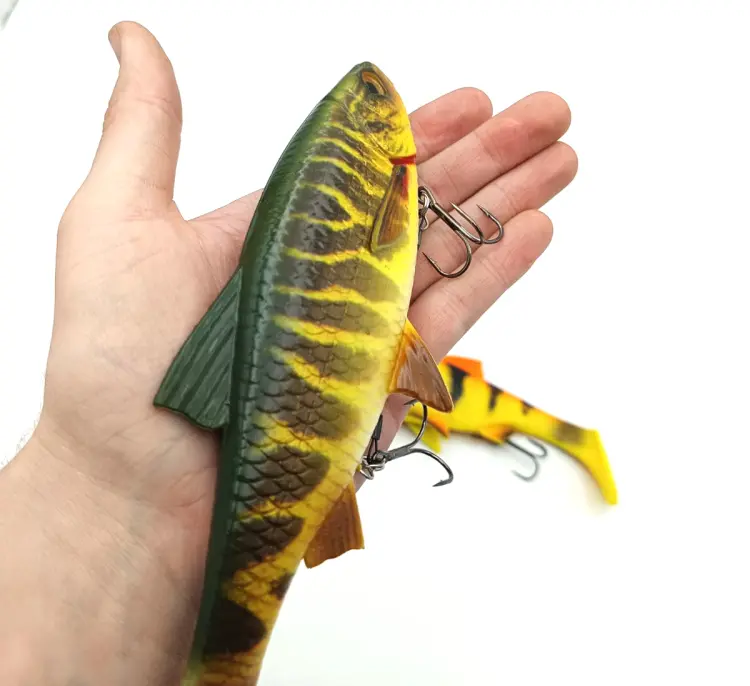 zestaw-duzych-gum-na-szczupaki-savage-gear-uzbrojone-kopyta-w-dozbrojke-river-roach-22cm (6).jpg