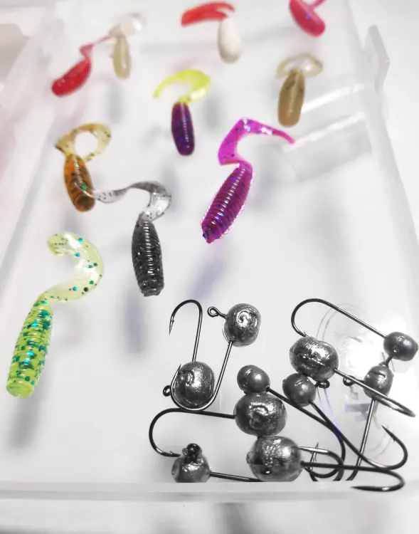 zestaw-gum-twisterkow-na-okonia-relax-twister-z-glowkami-w-pudelku-5.jpg